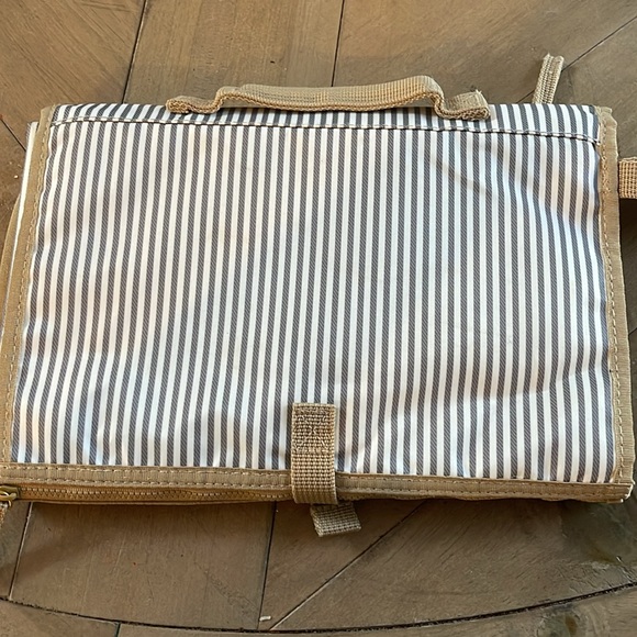 Skip HOP Baby changing pad with  diaper and wipes holder. Has clip to attach to - Picture 2 of 4